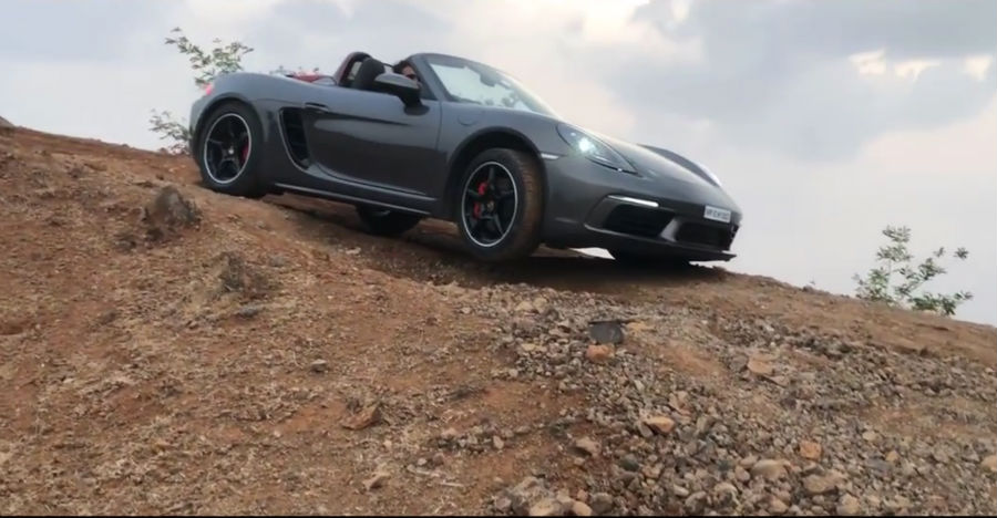 करोड़ों की Porsche 718 Boxster स्पोर्ट्स कार गयी ऑफ-रोडिंग; पागलपन या मस्ती?