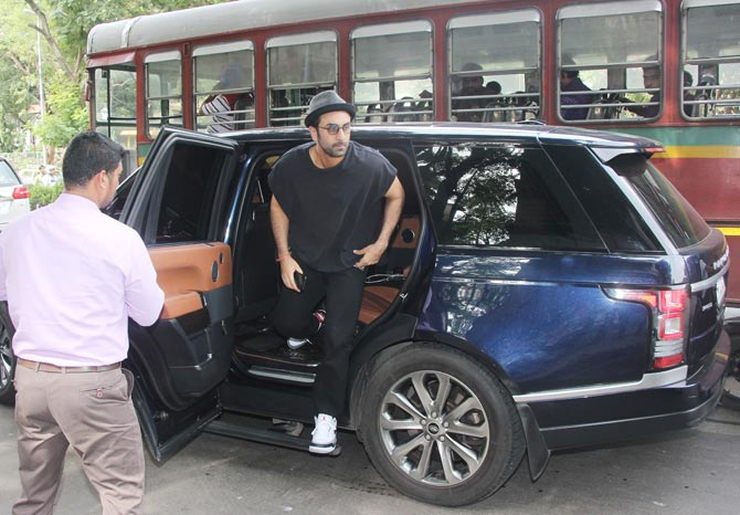 Akshay Kumar से Ranbir Kapoor: बॉलीवुड में सभी को प्यार है Range Rover Vogue से 