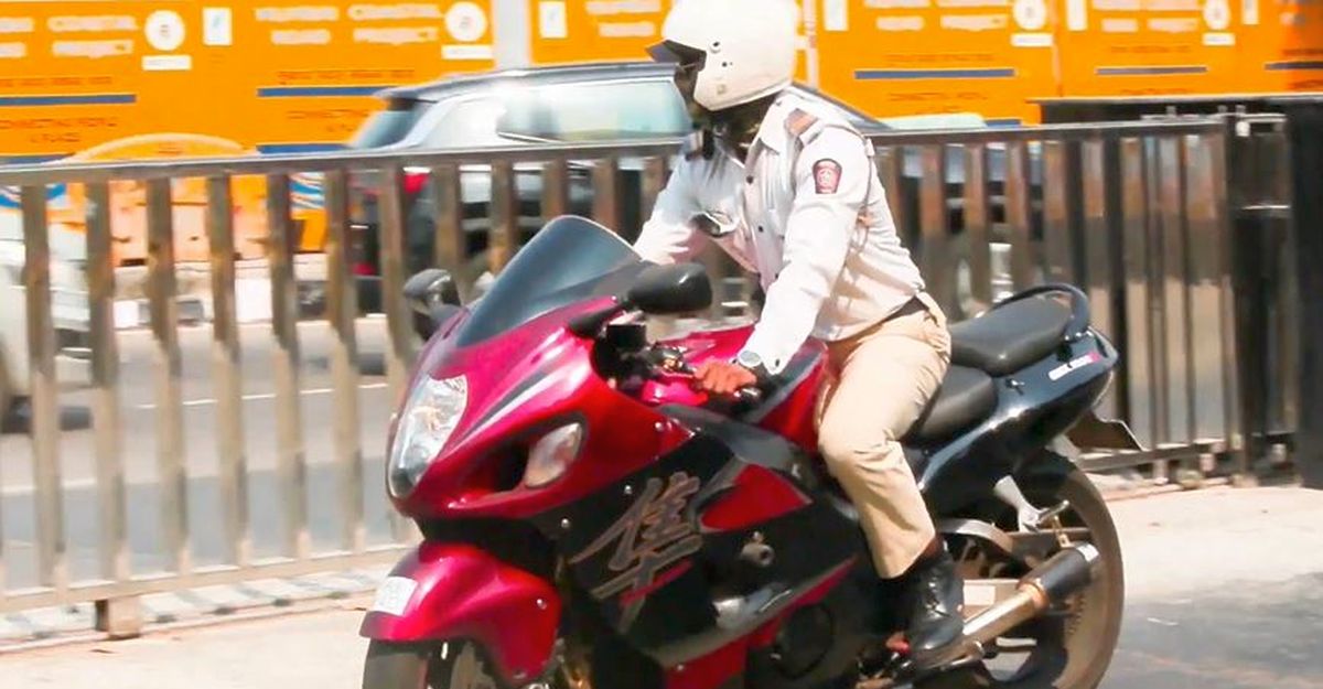मुंबई पुलिस के अधिकारी ने सार्वजनिक सड़कों पर Suzuki Hayabusa सुपरबाइक की सवारी की [वीडियो]