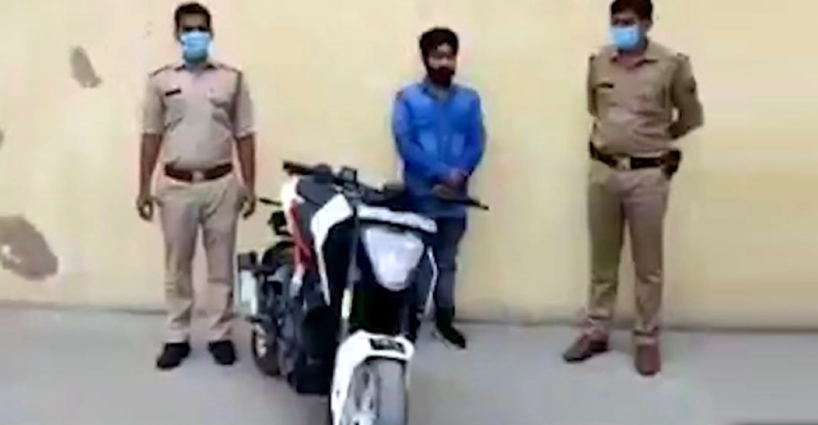KTM Duke पर सार्वजनिक सड़कों पर स्टंट करने के आरोप में Noida Police ने बाइकर को गिरफ्तार किया
