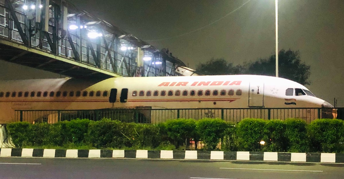 फ्लाईओवर के नीचे एयर इंडिया का खराब विमान फंस गया [वीडियो]
