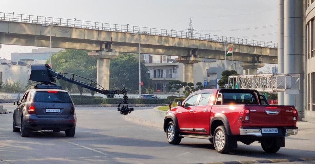Toyota Hilux भारत में TVC की शूटिंग के दौरान देखी गई