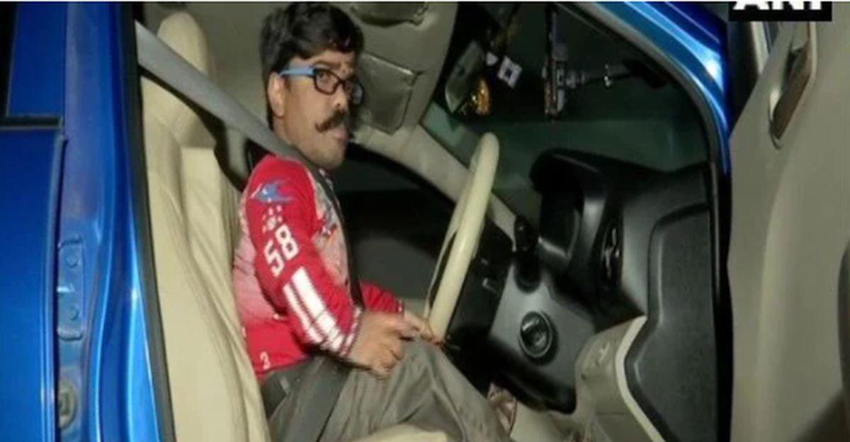 42 वर्षीय हैदराबादी ड्राइविंग लाइसेंस पाने वाले भारत के सबसे छोटे व्यक्ति बने