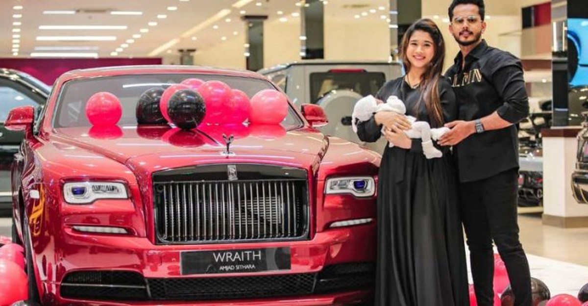 भारतीय व्यवसायी ने पत्नी को Rolls Royce Wraith Black Badge उपहार में दिया