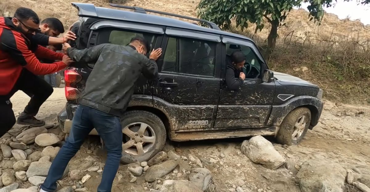 Mahindra Scorpio 2WD ऑफ-रोडिंग के दौरान फंस जाती है [वीडियो]