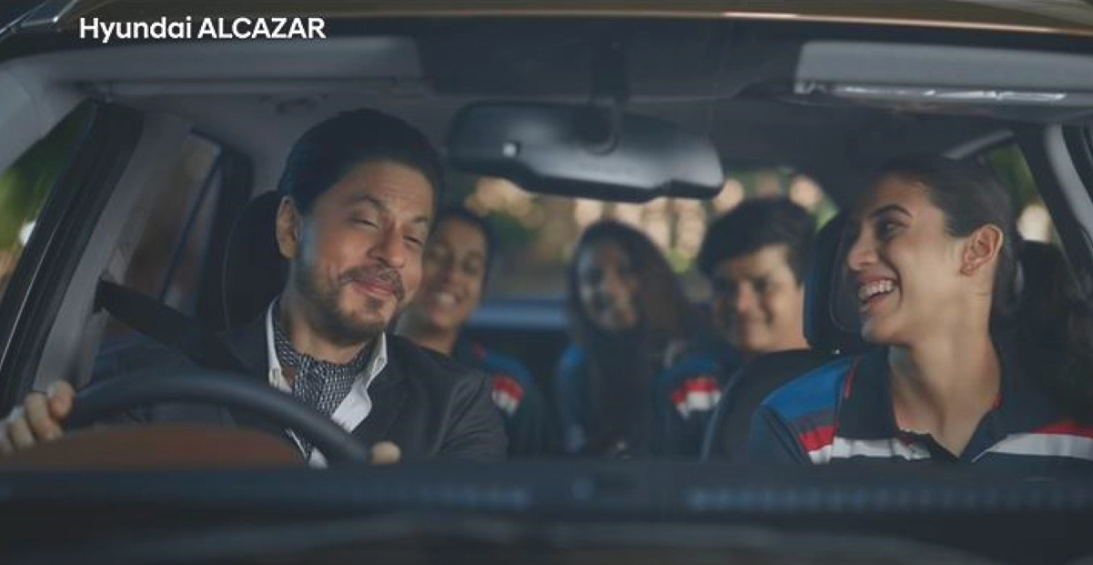 नवीनतम Hyundai Alcazar TVC में Shah Rukh Khan भारतीय महिला क्रिकेटरों के लिए ड्राइवर की भूमिका निभाते हैं