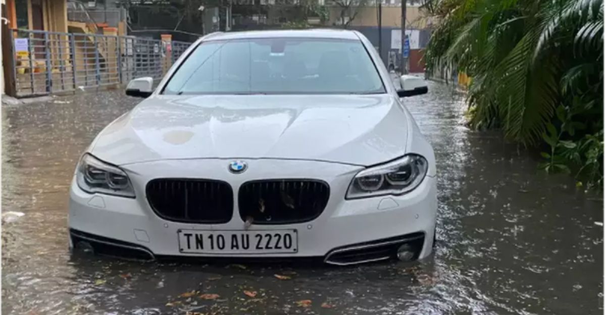 छायाकार की BMW सड़क पर बाढ़ में फंसी: ऐसी स्थिति से कैसे निपटें
