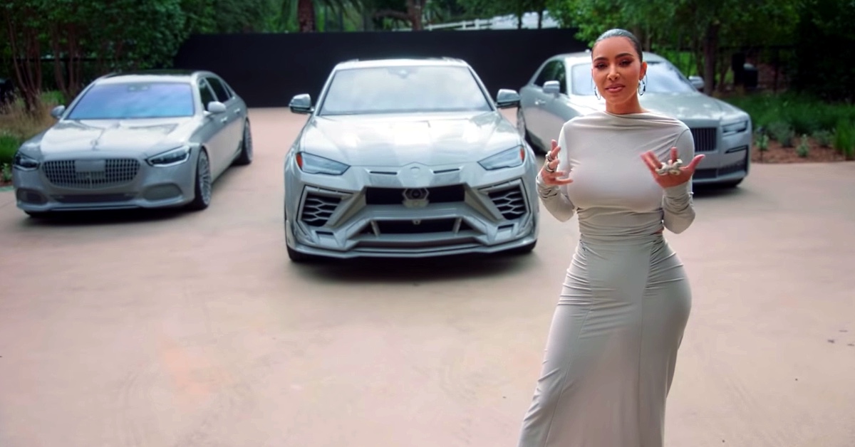 Kim Kardashian अपने 3 कारों को उसके घर के रंगों से मेल खाने के लिए 75 लाख रुपये खर्च कर फिर से रंगवाया