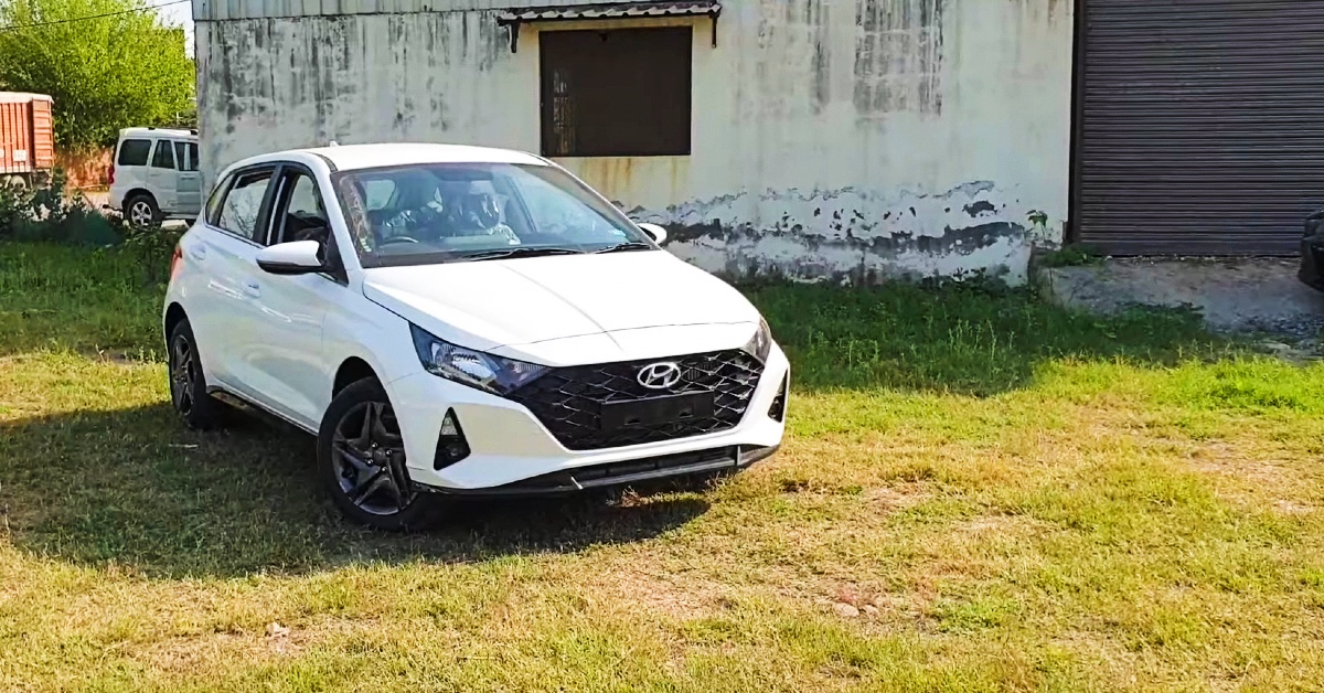 नई Hyundai i20 Sportz डीलरशिप पर पहुंची: वॉकअराउंड वीडियो में बदलाव दिखाया गया है