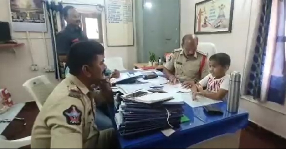 ट्रैफिक के बारे में शिकायत करने के लिए 6 साल का लड़का पुलिस स्टेशन गया [वीडियो]