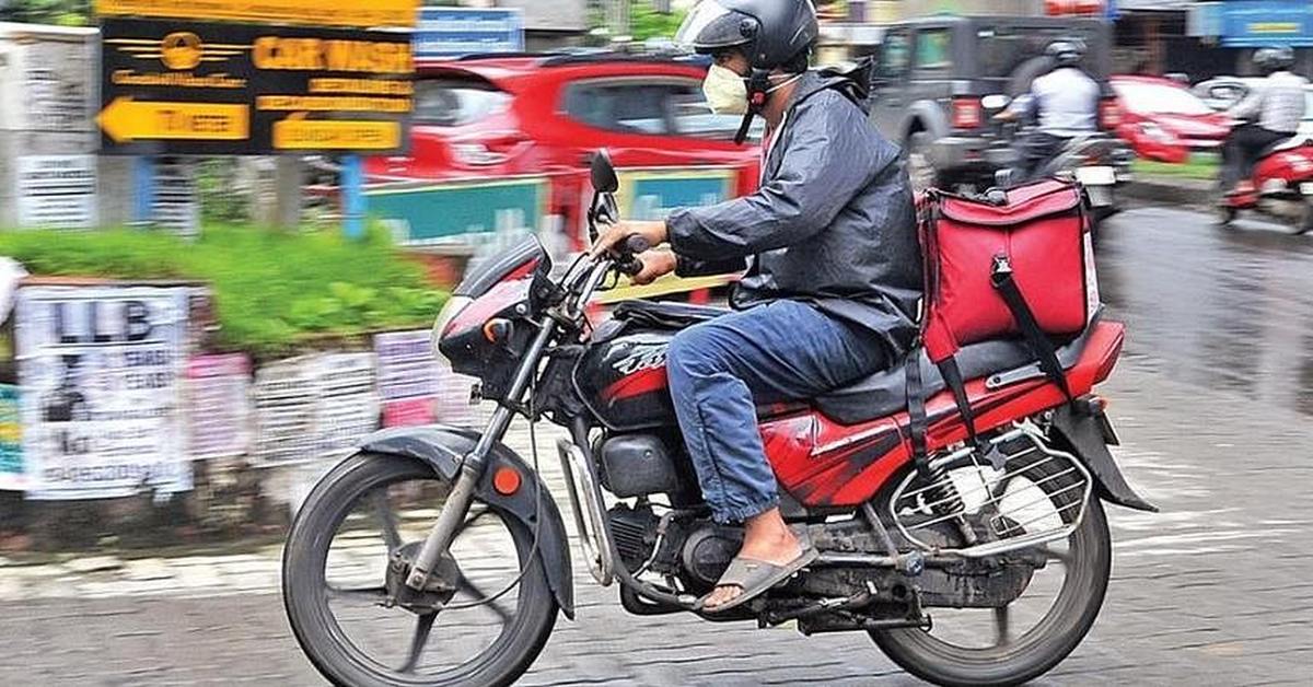 बेंगलुरू ट्रैफिक पुलिस ने तेज रफ्तार डिलीवरी वाले लड़कों को पकड़ना शुरू किया