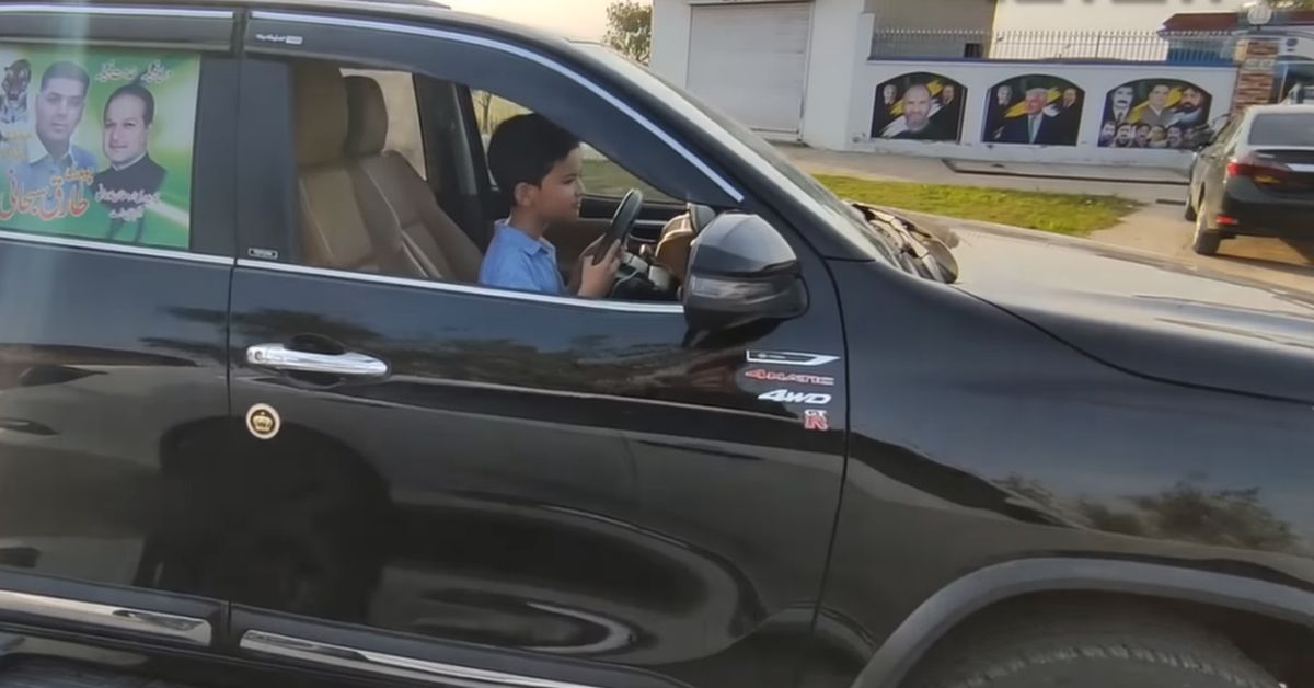 सार्वजनिक सड़कों पर एक 7 साल के बच्चे को Toyota Fortuner ड्राइव करने देना बिल्कुल बेवकूफी है [वीडियो]