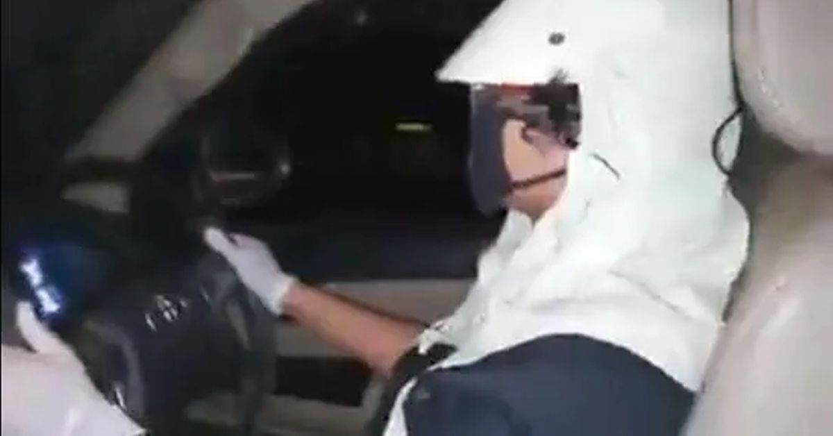 Toyota Fortuner चला रही एडवोकेट की 12 साल की बेटी वायरल [वीडियो]