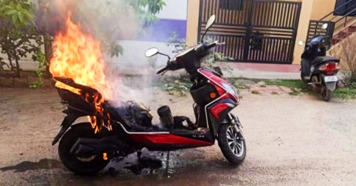 Okinawa Electric Scooter में लगी आग; राइडर सुरक्षा के लिए कूदता है