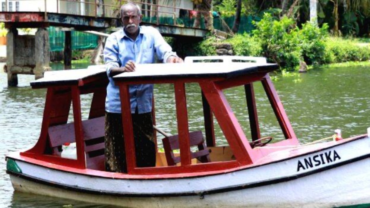 स्थानीय पुल ढहा: केरल के व्यक्ति ने घर जाने के लिए छोटी नाव बनाई