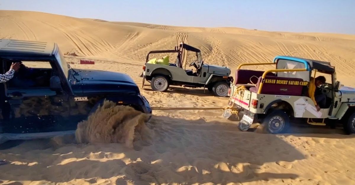 रेगिस्तान में फंसी नई Mahindra Thar: स्थानीय लोगों ने बचाया [वीडियो]